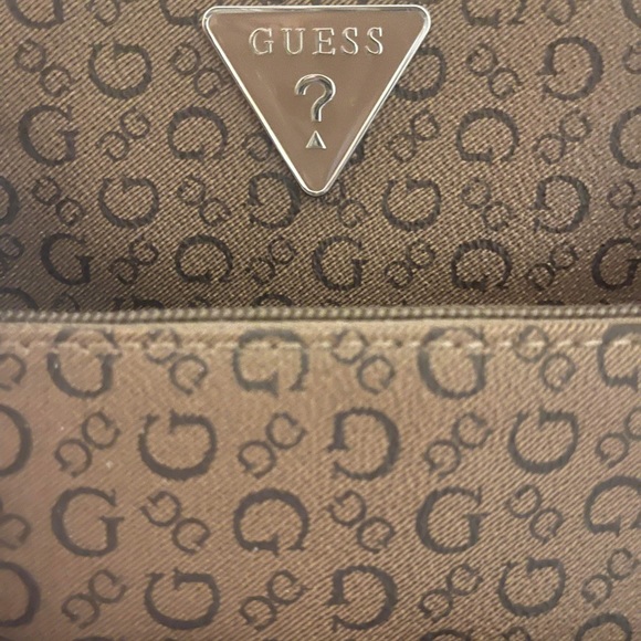 I’m selling because I never used it it’s a very nice bag basically brand new - Picture 4 of 4